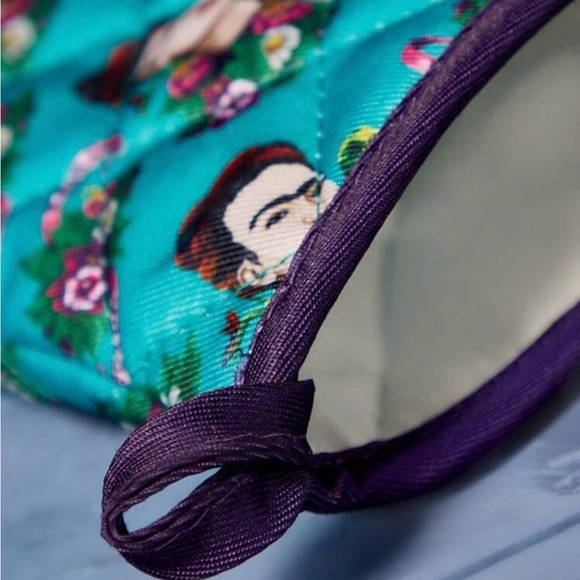 Frida Kahlo Oven Mitt and Pot Holder Set - Picture 5 of 5